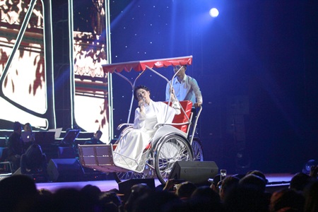 Mở màn liveshow là hàng loạt ca khúc nhạc trẻ được Lệ Quyên thể hiện như: