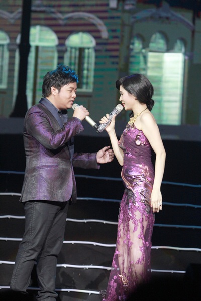 Lệ Quyên tình tứ với Quang Lê