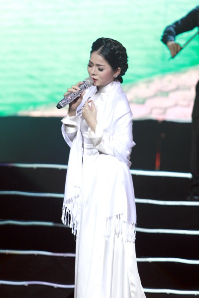 Mở màn liveshow là hàng loạt ca khúc nhạc trẻ được Lệ Quyên thể hiện như: