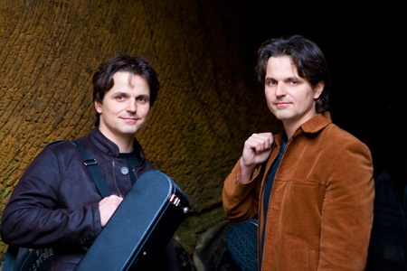 Cặp song sinh guitar người Đức mở màn Liên hoan Âm nhạc châu Âu 2013 - 1 Cặp nghệ sỹ guitar song sinh này nổi tiếng khắp thế giới Katona Twins đến từ Đức