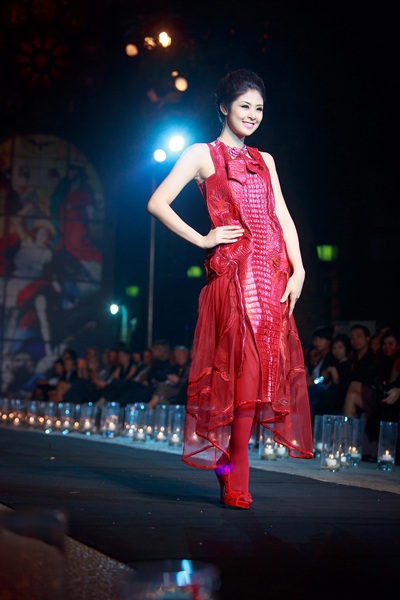 Ngọc Hân trình diễn với nhạc nền là tiếng hát của Thanh Lam