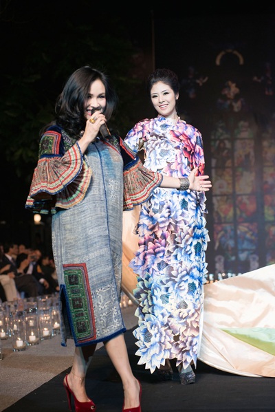 Ngọc Hân trình diễn với nhạc nền là tiếng hát của Thanh Lam