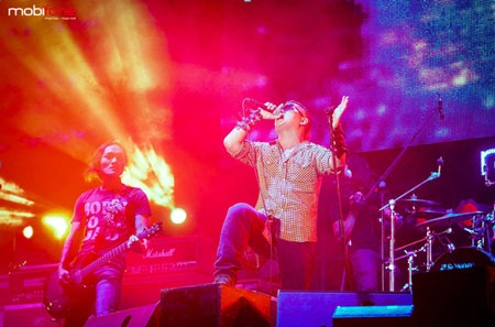 Những sắc màu RockStorm 2013 tại tâm bão thành phố Hồ Chí Minh - 10 MicroWave xuất hiện để đốt nóng sân vận động với