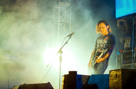 Những sắc màu RockStorm 2013 tại tâm bão thành phố Hồ Chí Minh - 11 Microwave với những bản hit quen thuộc với rockfan Sài Gòn đã khiến SVĐ Quân khu 7 “dậy sóng”