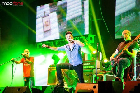 Những sắc màu RockStorm 2013 tại tâm bão thành phố Hồ Chí Minh - 12 Ngũ Cung đêm đến cho khán giả sự tươi mới trong các phần trình diễn của mình