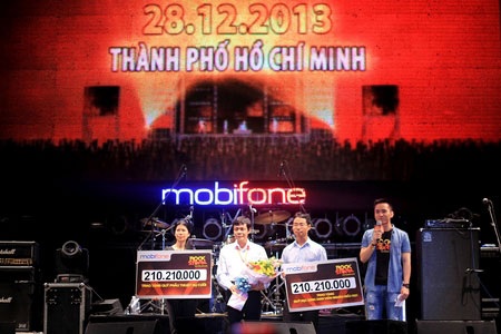 Những sắc màu RockStorm 2013 tại tâm bão thành phố Hồ Chí Minh - 16 Andromeda xuất hiện trong sự cổ vũ cuồng nhiệt của hàng chục nghìn rock fan tại SVĐ Quân khu 7