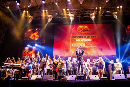 Những sắc màu RockStorm 2013 tại tâm bão thành phố Hồ Chí Minh - 17 Tạm biệt TPHCM, RockStorm 2013 sẽ cập bến Cần Thơ vào tối 4/1/2014 tại Sân vận động Quân khu 9