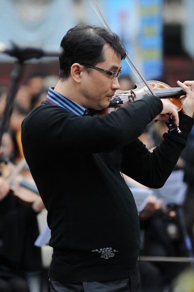 Các nghệ sỹ say sưa biểu diễn trong gió lạnh