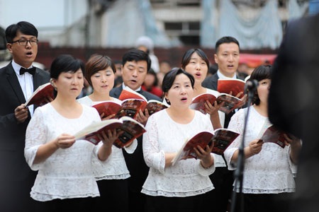 Các nghệ sỹ say sưa biểu diễn trong gió lạnh