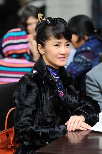 Hồng Nhung ngồi ở hàng ghế khán giả cổ vũ cho Mỹ Linh và các nghệ sỹ