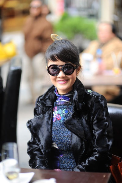 Hồng Nhung ngồi ở hàng ghế khán giả cổ vũ cho Mỹ Linh và các nghệ sỹ