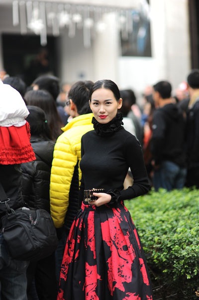 Hồng Nhung ngồi ở hàng ghế khán giả cổ vũ cho Mỹ Linh và các nghệ sỹ