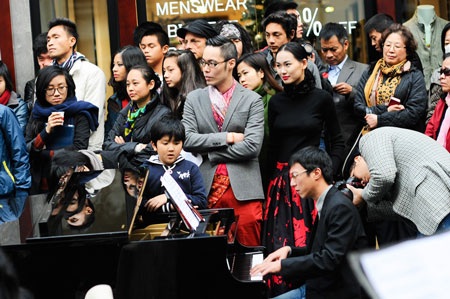 Tống Diệu Hằng và hơn một ngàn khán giả chăm chú lắng nghe phần trình diễn của các nghệ sỹ