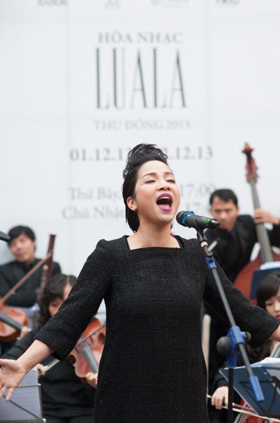 Dù bận rộn các chương trình cuối năm, Mỹ Linh vẫn nhiệt tình tham gia buổi bế mạc chiều ngày 22/12