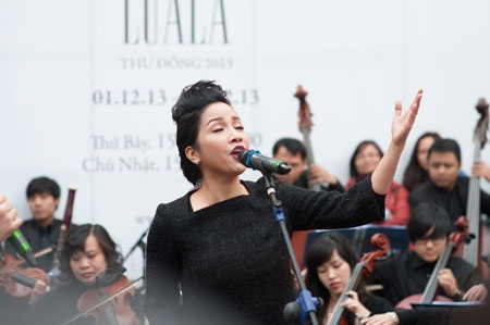 Dù bận rộn các chương trình cuối năm, Mỹ Linh vẫn nhiệt tình tham gia buổi bế mạc chiều ngày 22/12