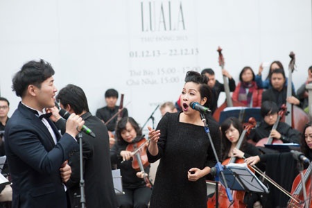 Dù bận rộn các chương trình cuối năm, Mỹ Linh vẫn nhiệt tình tham gia buổi bế mạc chiều ngày 22/12