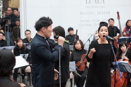 Dù bận rộn các chương trình cuối năm, Mỹ Linh vẫn nhiệt tình tham gia buổi bế mạc chiều ngày 22/12