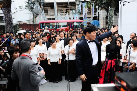 Các nghệ sỹ say sưa biểu diễn trong gió lạnh