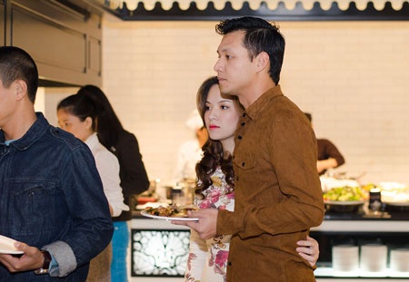 Đan Lê- Khải Anh tình tứ đi dự tiệc