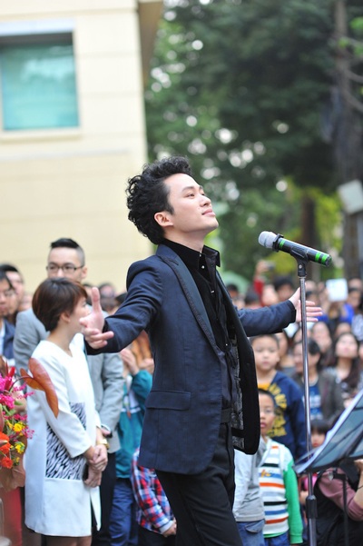 Tùng Dương “phiêu” trước khán giả trên hè phố - 1 Tùng Dương “phiêu” trước khán giả trên hè phố