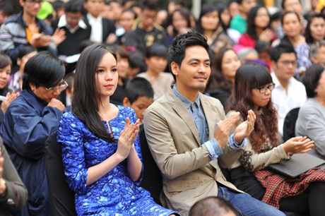 Tùng Dương “phiêu” trước khán giả trên hè phố - 12 ....và MC Phan Anh