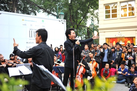 Tùng Dương “phiêu” trước khán giả trên hè phố - 2 Tùng Dương “phiêu” trước khán giả trên hè phố