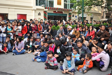 Tùng Dương “phiêu” trước khán giả trên hè phố - 3 Rất đông khán giả thuộc mọi lứa tuổi tới xem chương trình