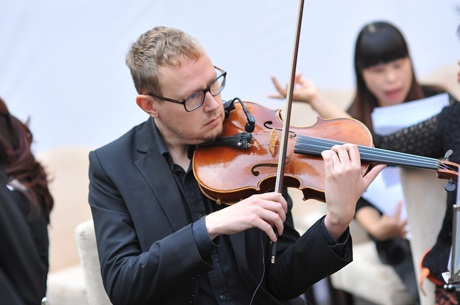 Tùng Dương “phiêu” trước khán giả trên hè phố - 7 Nam ca sỹ Tùng Dương biểu diễn thành công trong buổi diễn mở màn của Luala Concert