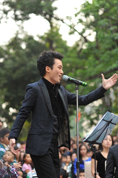 Tùng Dương “phiêu” trước khán giả trên hè phố - 5 Nam ca sỹ Tùng Dương biểu diễn thành công trong buổi diễn mở màn của Luala Concert