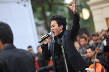 Tùng Dương “phiêu” trước khán giả trên hè phố - 6 Nam ca sỹ Tùng Dương biểu diễn thành công trong buổi diễn mở màn của Luala Concert