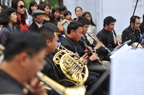 Tùng Dương “phiêu” trước khán giả trên hè phố - 8 Nam ca sỹ Tùng Dương biểu diễn thành công trong buổi diễn mở màn của Luala Concert