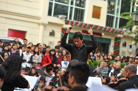 Tùng Dương “phiêu” trước khán giả trên hè phố - 9 Nam ca sỹ Tùng Dương biểu diễn thành công trong buổi diễn mở màn của Luala Concert