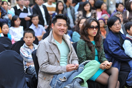 Tùng Dương “phiêu” trước khán giả trên hè phố - 10 Rất nhiều nghệ sỹ đến thưởng thức buổi khai mạc Luala Concert như diễn viên Hải Anh...