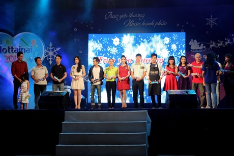 Nhiều nghệ sỹ tham dự chương trình để quyên góp cho trẻ em nghèo