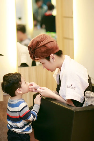 Ngày cuối tuần đẹp trời, Đan Lê đưa con trai đầu lòng, bé Khải Minh cùng đi cắt tóc