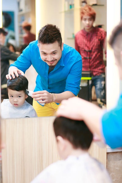 Sau Đan Lê, cậu nhóc Khải Minh cũng ngồi lên ghế để được sửa mái tóc