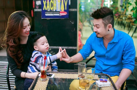 Hai mẹ con Đan Lê trò chuyện vui vẻ với nhà tậu mẫu tóc sau khi xong công cuộc làm đẹp