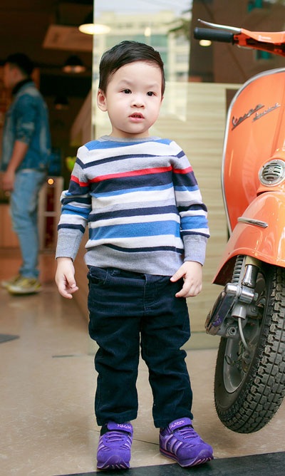 Khải Minh được khen hội tụ nhiều nét đẹp của cả bố và mẹ