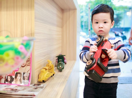 Con trai của Đan Lê và đạo diễn Khải Anh càng lớn càng hiếu động, đáng yêu