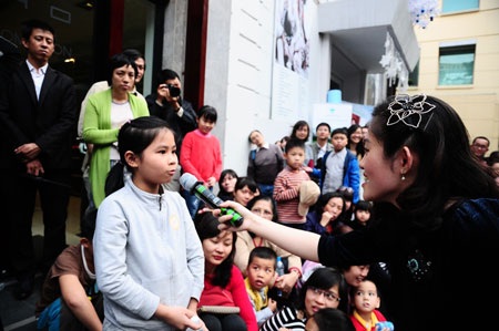 Trang Trịnh giao lưu với các em nhỏ