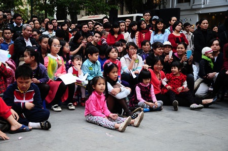 Nhiều khán giả nhí đến thưởng thức tiết mục biểu diễn của nghệ sỹ piano Trang Trịnh