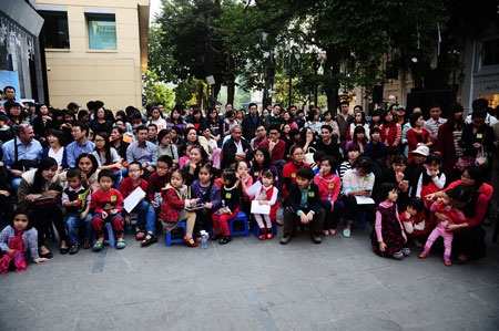 Nhiều khán giả nhí đến thưởng thức tiết mục biểu diễn của nghệ sỹ piano Trang Trịnh