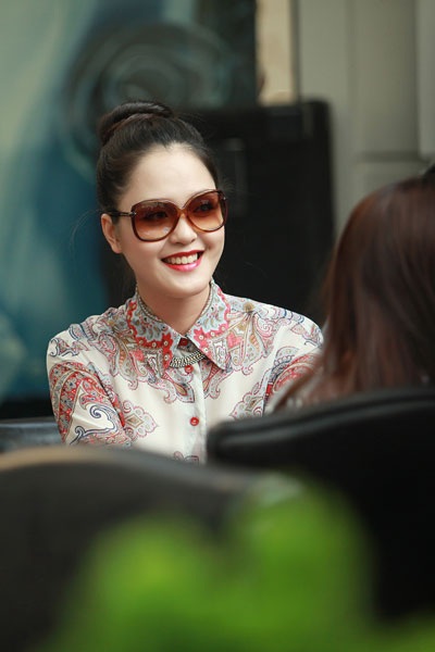 Á hậu Hoàng Anh cùng mẹ đi thưởng thức hòa nhạc đường phố