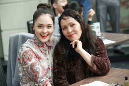 Á hậu Hoàng Anh cùng mẹ đi thưởng thức hòa nhạc đường phố