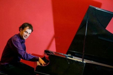 Nghệ sỹ piano Olivier Chauzu biểu diễn tại Hà Nội - 2 Báo Le Monde mệnh danh Olivier Chauzu là Bậc thầy của những sắc màu