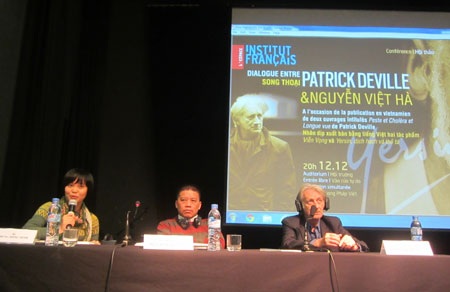 “Viễn vọng”- Cuốn tiểu thuyết Pháp được mong đợi - 1 diễn giả Patrick Deville (đầu tiên, bên phải) tại buổi tọa đàm giao lưu tại Trung tâm văn hóa Pháp