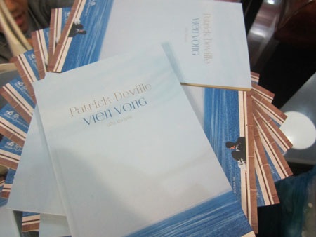 “Viễn vọng”- Cuốn tiểu thuyết Pháp được mong đợi - 2 diễn giả Patrick Deville (đầu tiên, bên phải) tại buổi tọa đàm giao lưu tại Trung tâm văn hóa Pháp