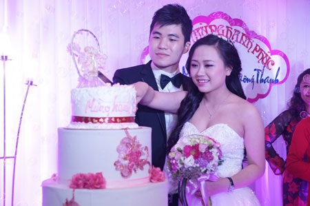 Đám cưới hạnh phúc của Phương Thanh và anh trai Hương Tràm - 1 Phương Thanh- Tiến Mạnh cắt bánh