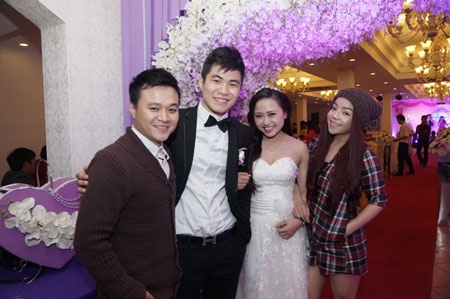 Đám cưới hạnh phúc của Phương Thanh và anh trai Hương Tràm - 6 Minh Chuyên (phải) đến chúc mừng đồng nghiệp