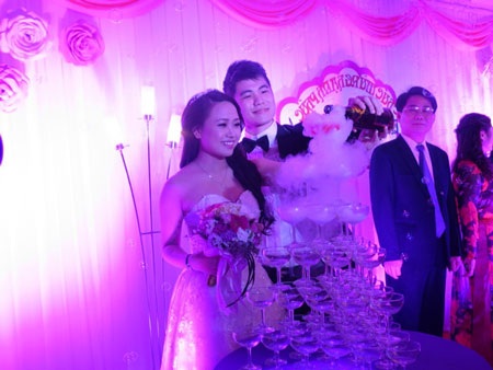 Đám cưới hạnh phúc của Phương Thanh và anh trai Hương Tràm - 3 cùng rót rượu